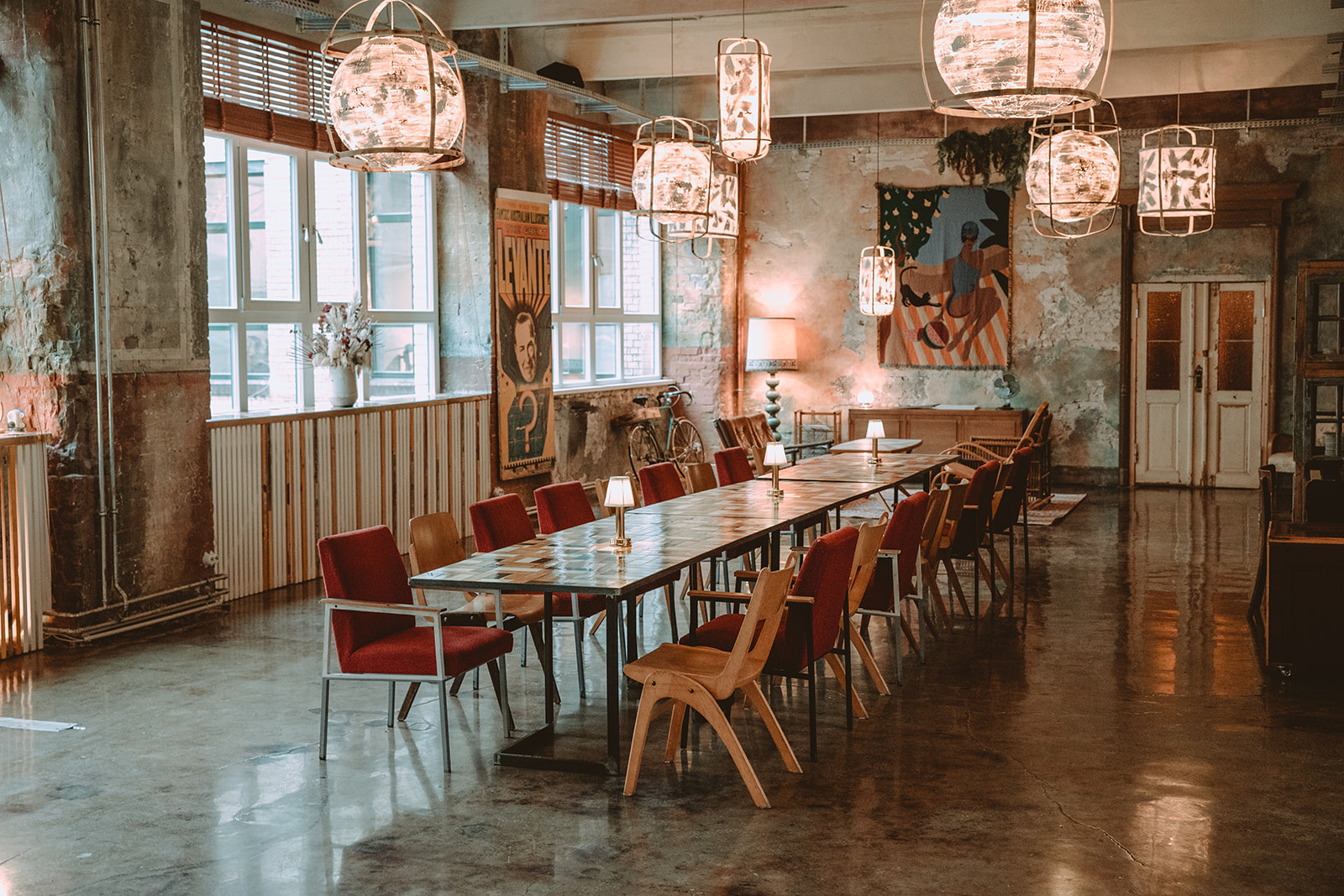 Innenraum der Fabrik23 mit gedeckter Tafel und warmen Lampen